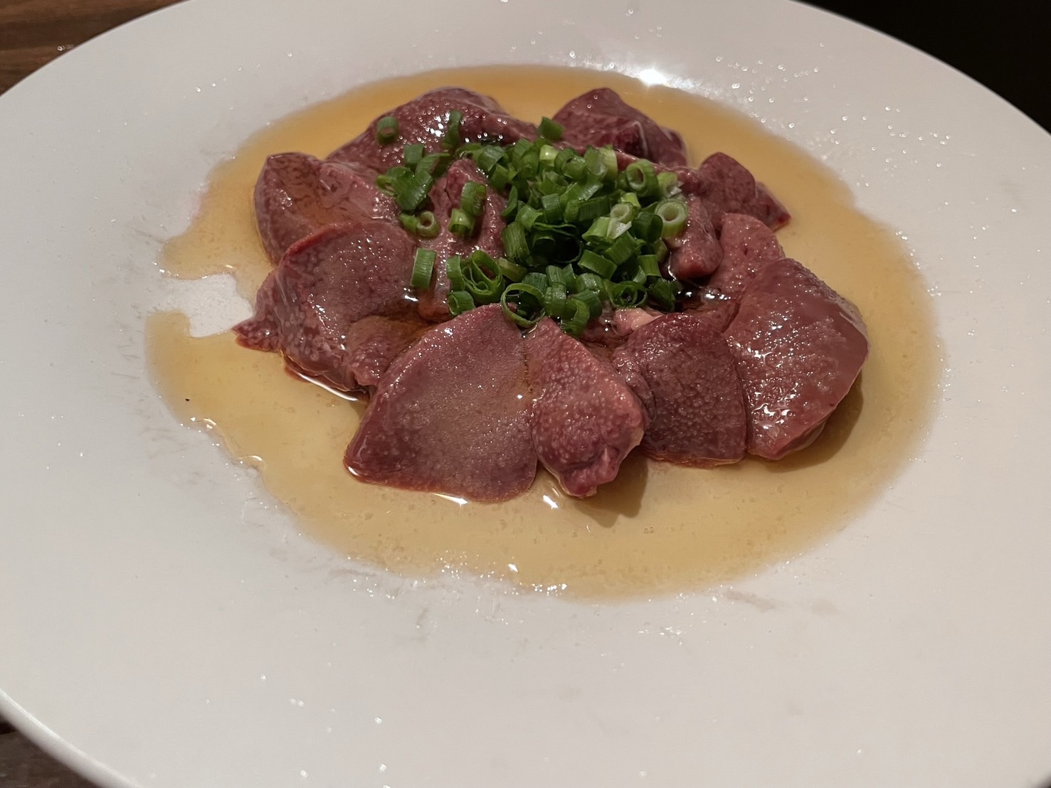 震えています。